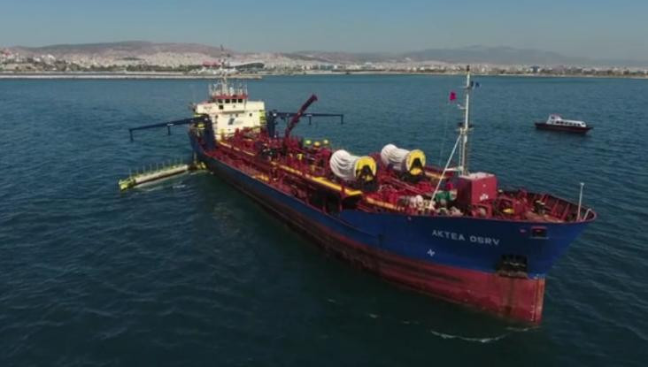 Εντυπωσιακό: Δείτε πώς το πλοίο «Ακταία OSRV» απορροφά το πετρέλαιο από τη θάλασσα στον Σαρωνικό (βίντεο)